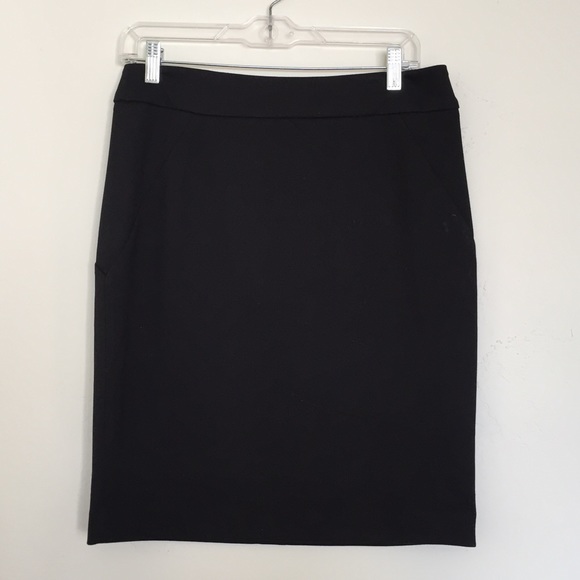 Simple black skirt - Picture 1 of 3
